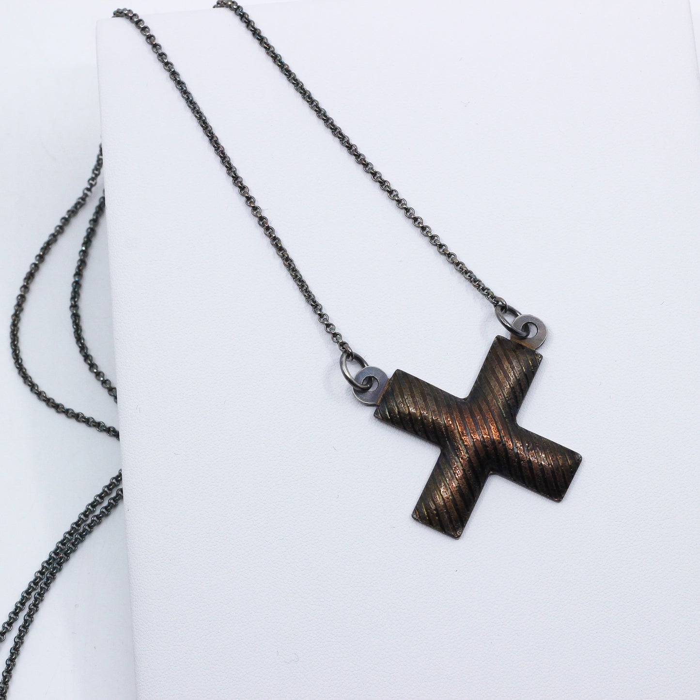 X-shaped pendant