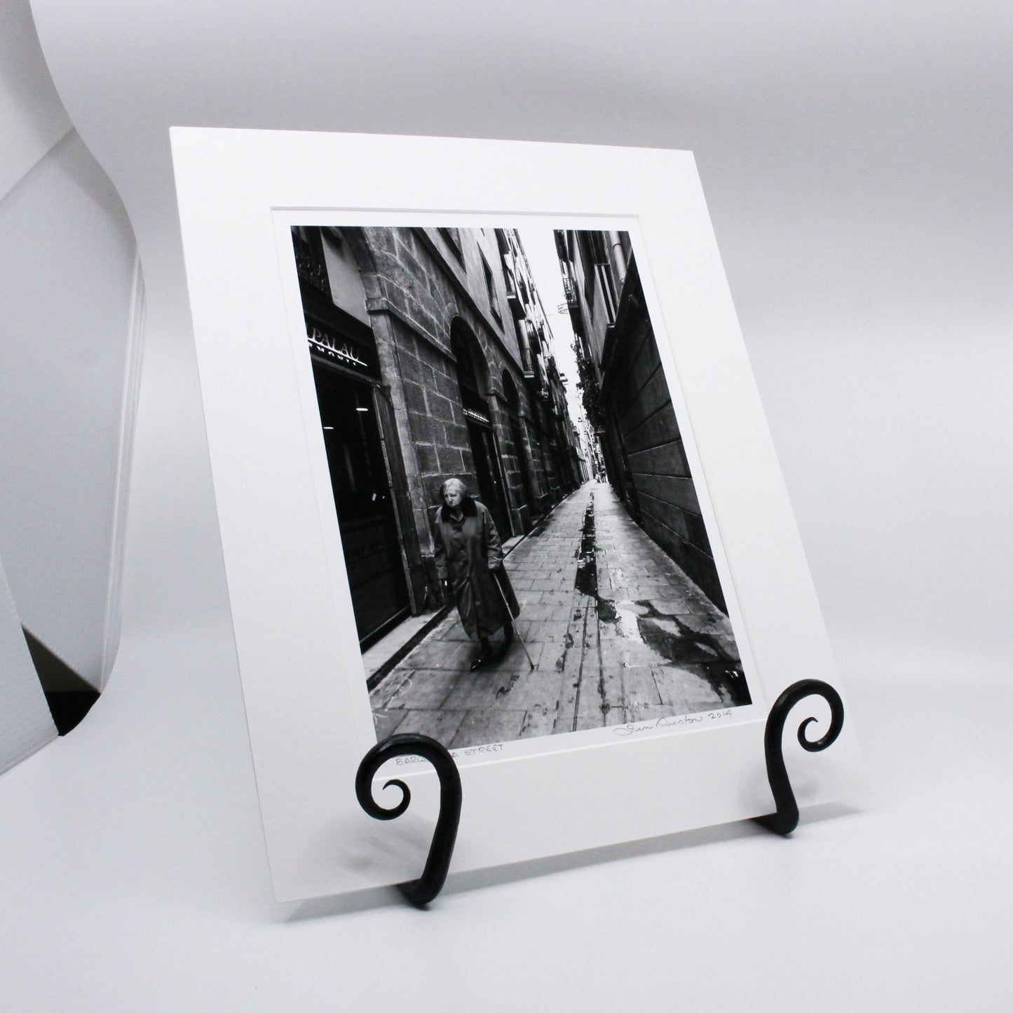 Example of picture on plate stand