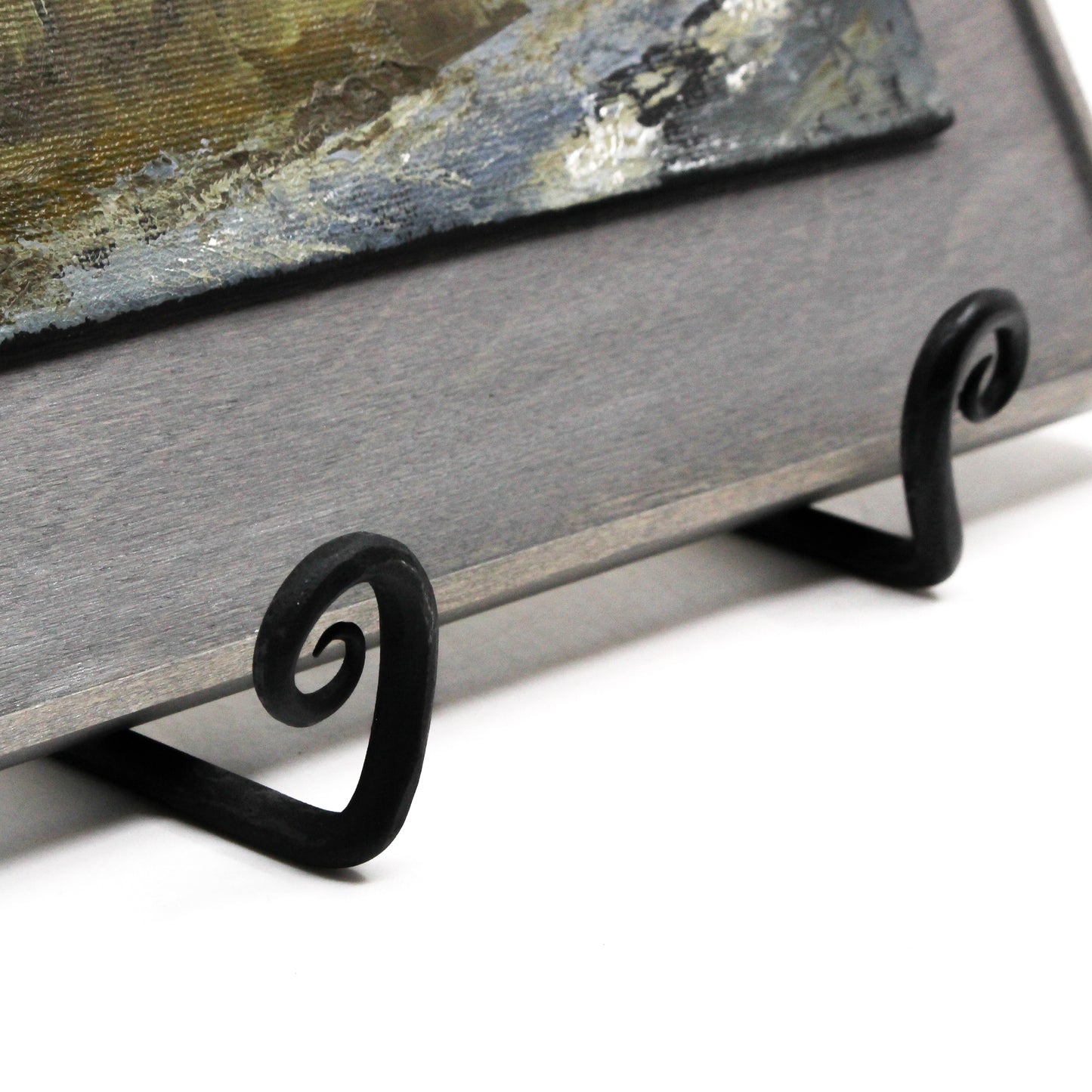 Close up of plate stand