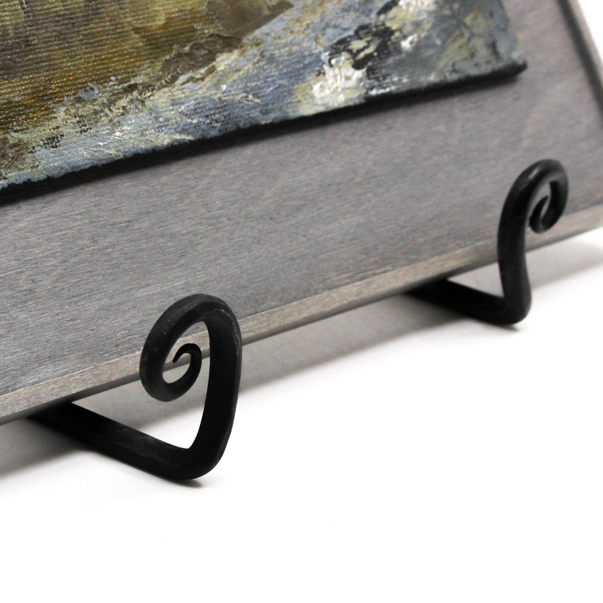 Close up of plate stand