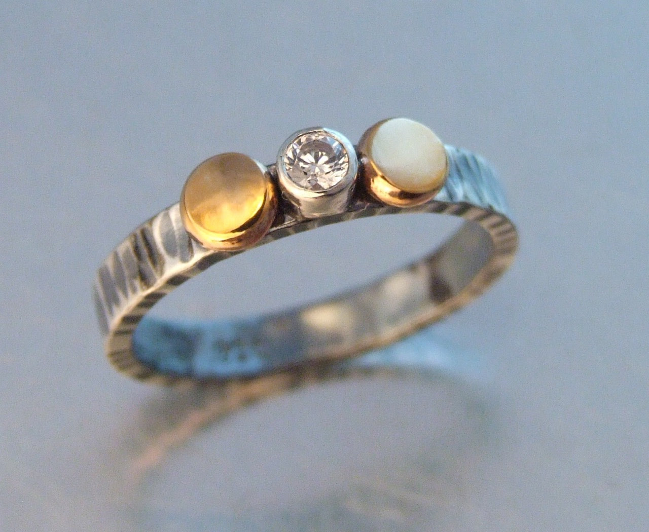 Thin band with gold and zirconia