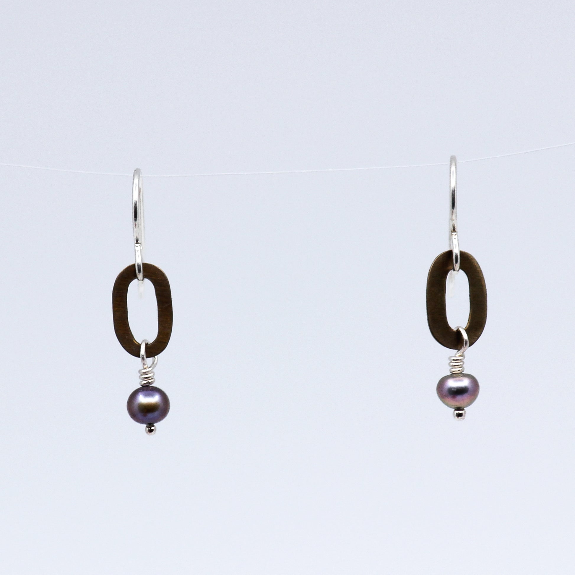 Oval link earring with lavender pearl