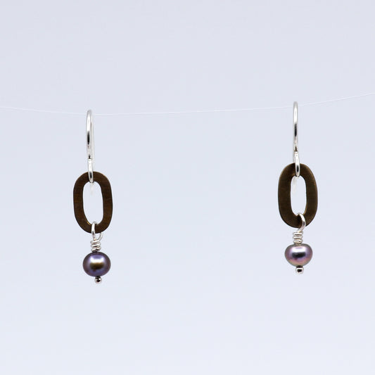 Oval link earring with lavender pearl
