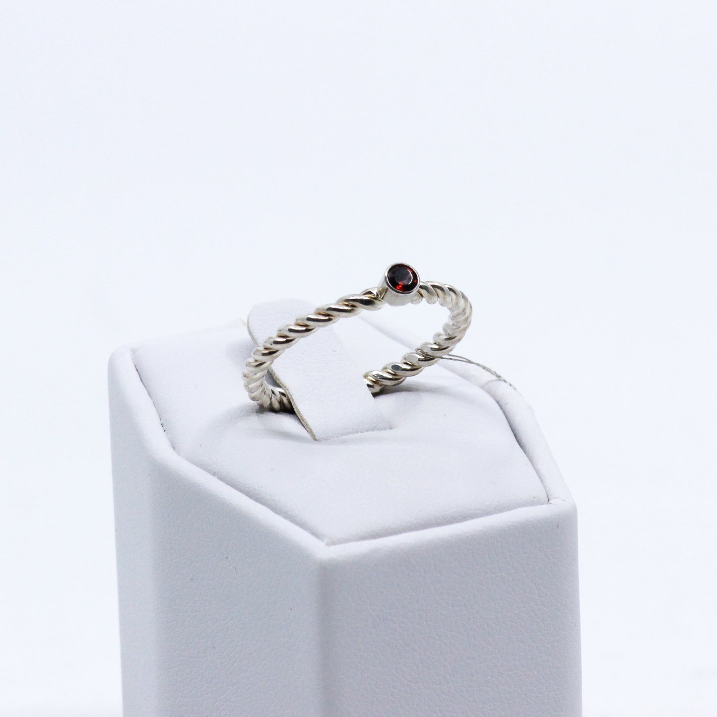 Twisted ring: garnet