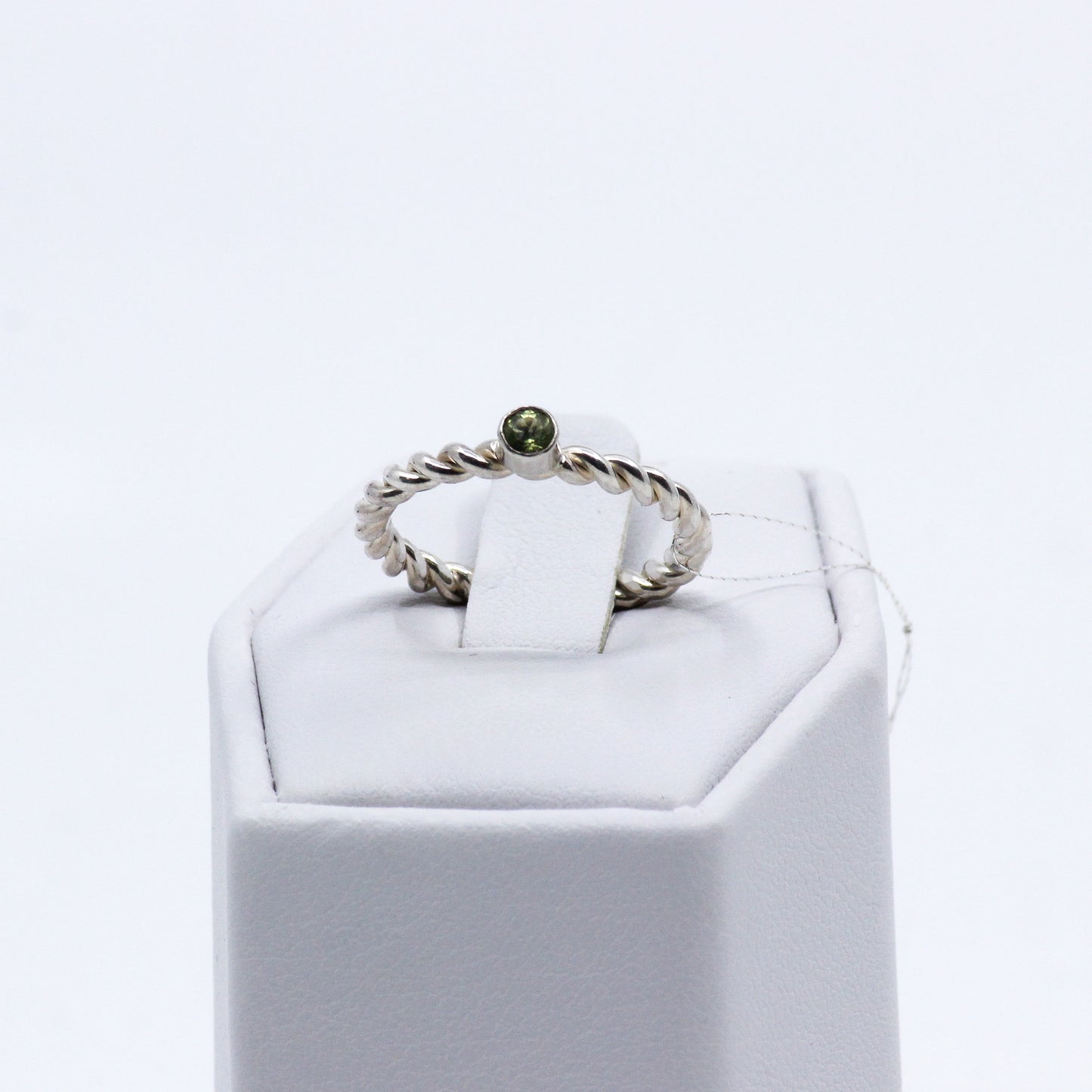 Twisted ring: peridot