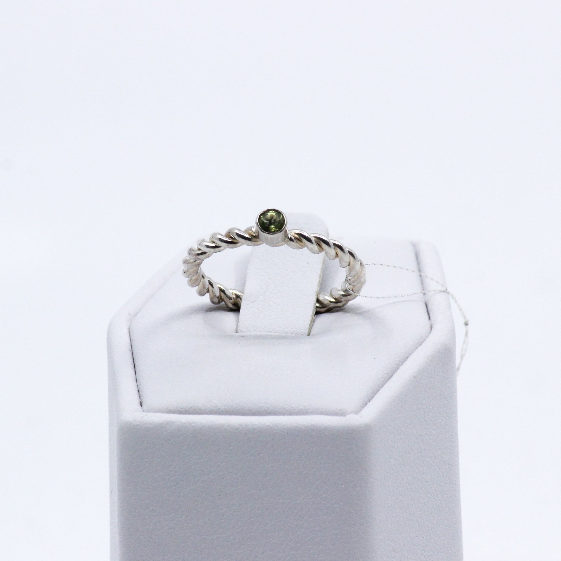 Twisted ring: peridot