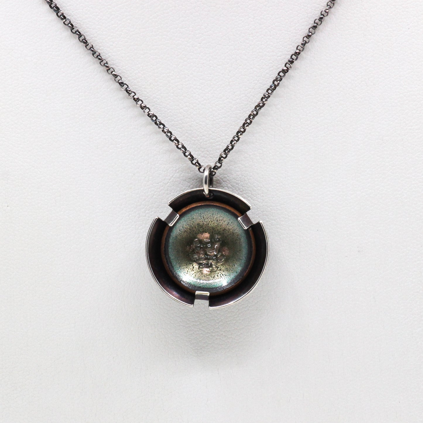 Round necklace with sage centre