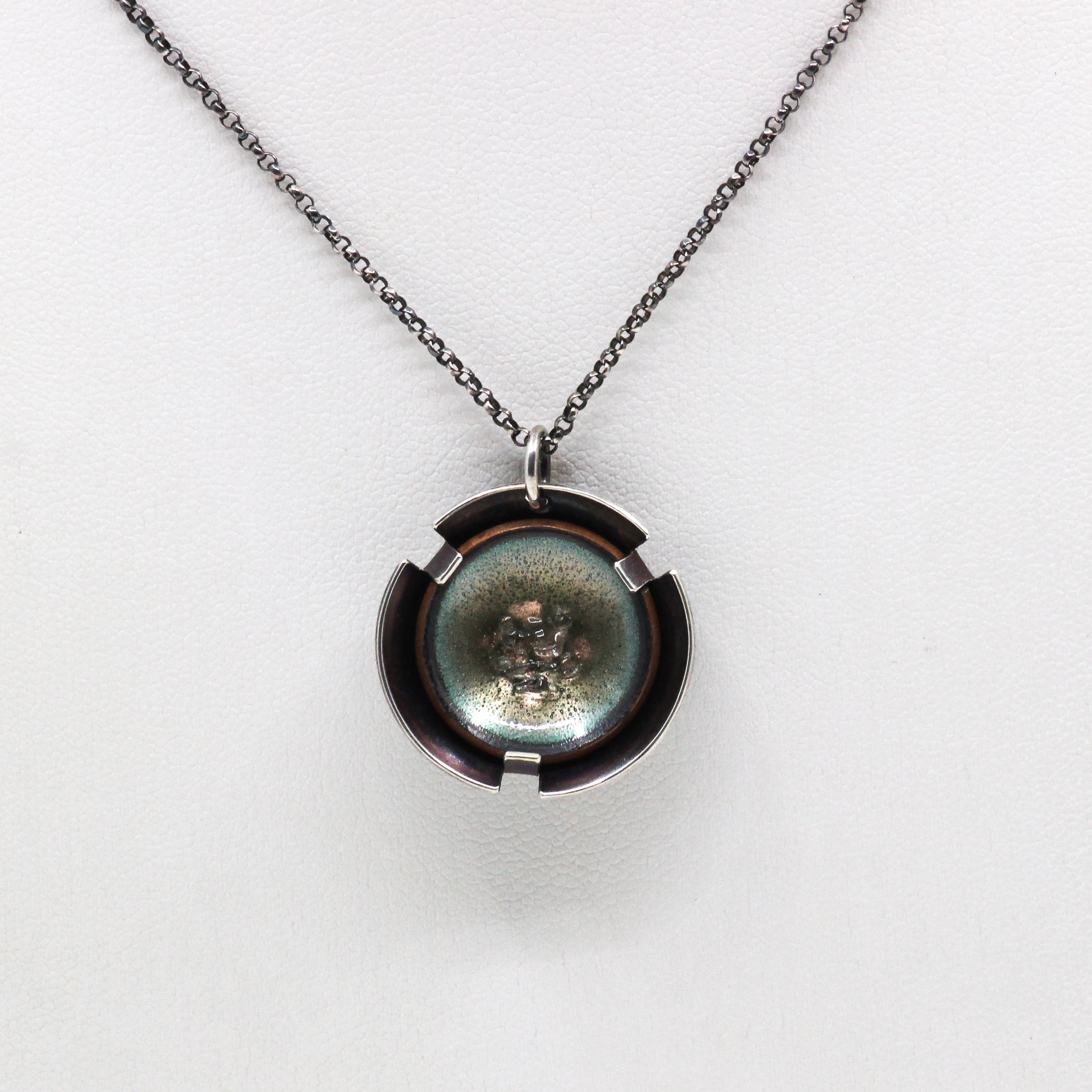 Round necklace with sage centre