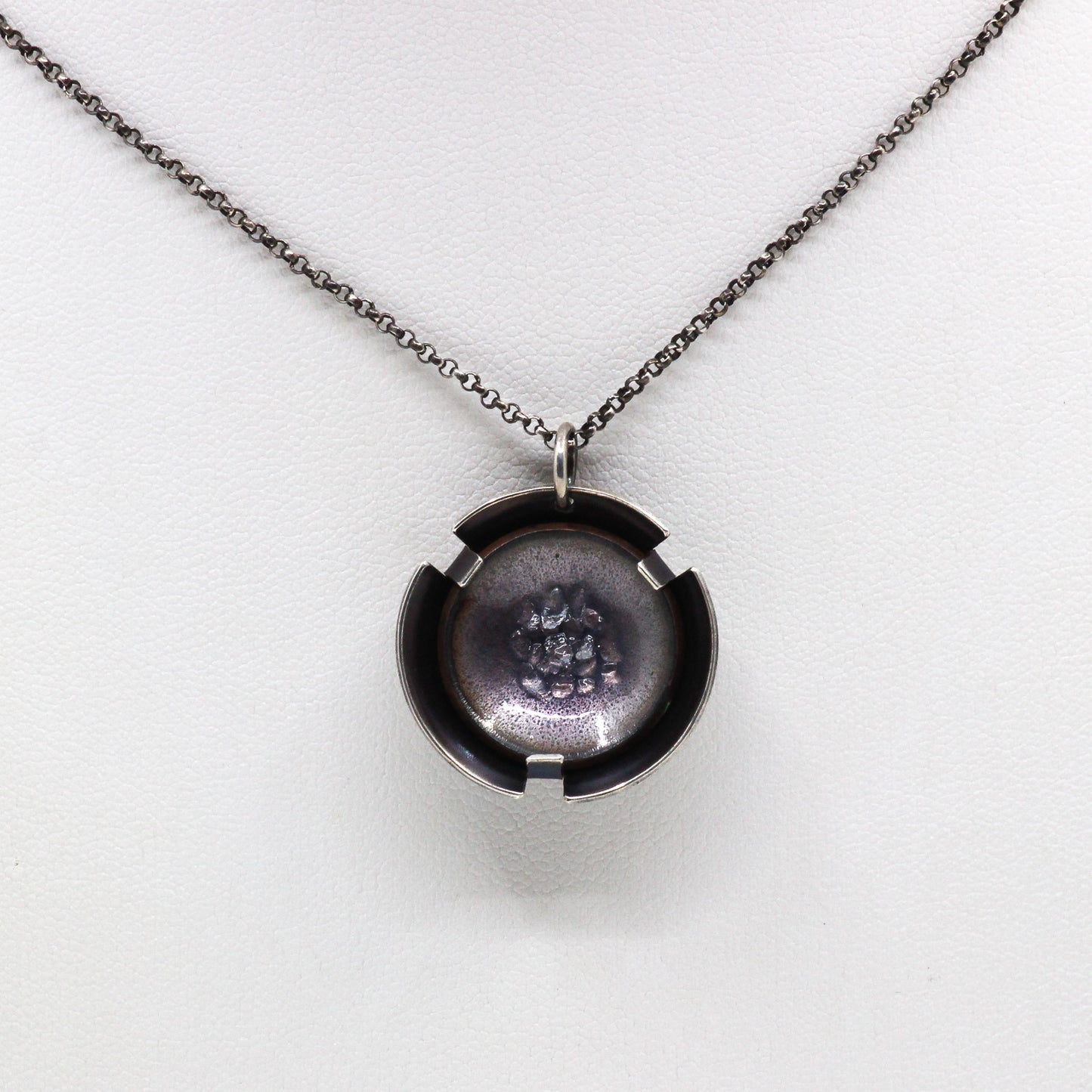 Round necklace with mauve centre