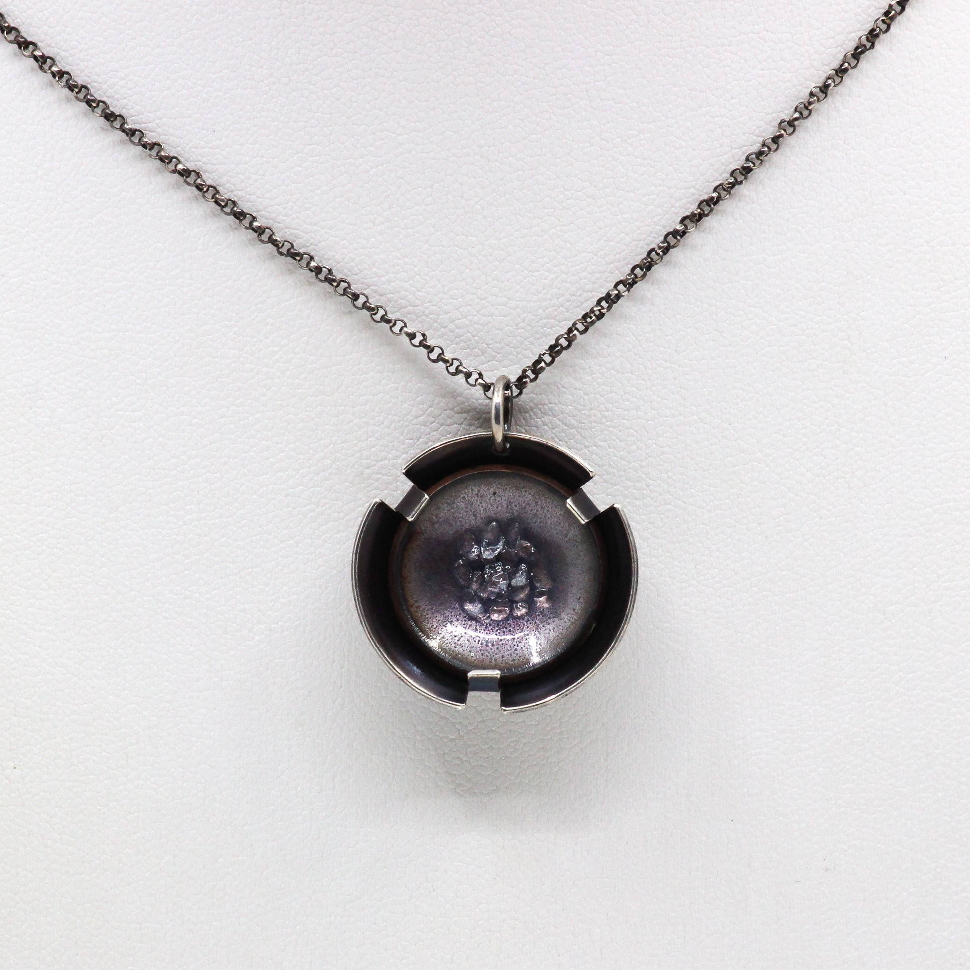 Round necklace with mauve centre