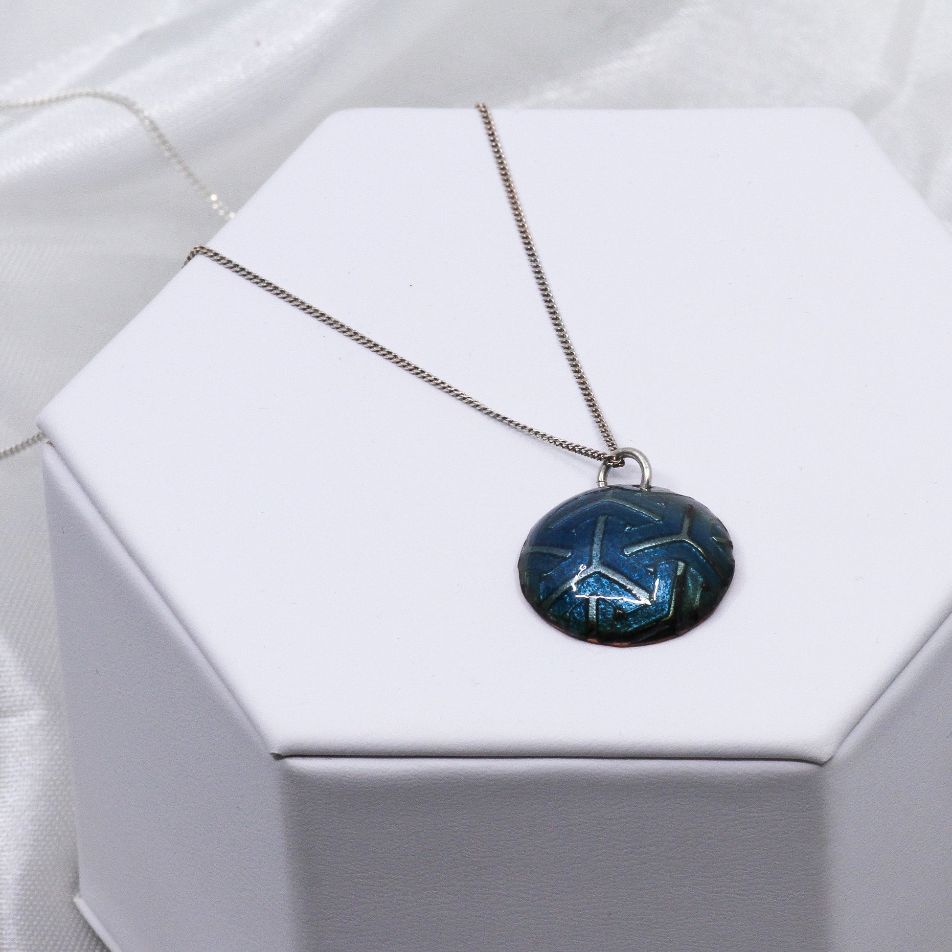 Round blue necklace