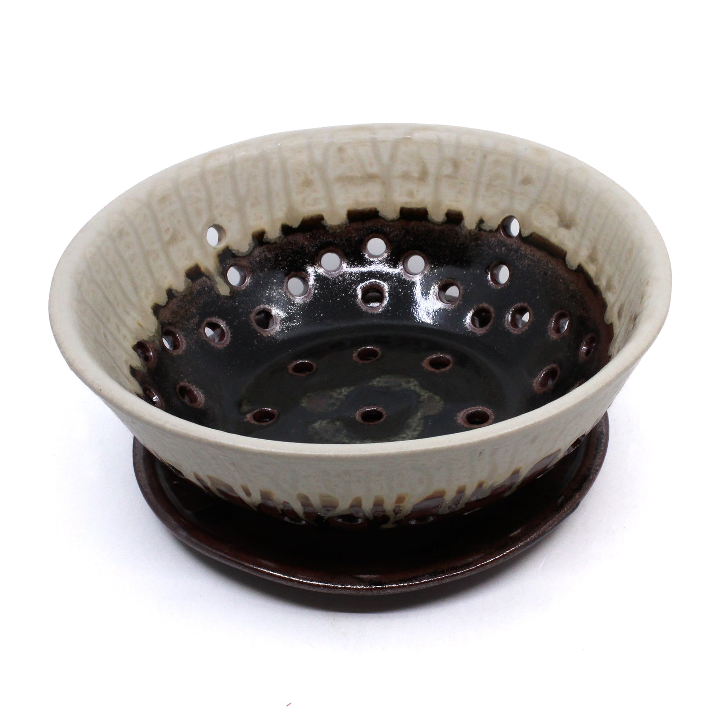Brown and cream berry bowl strainer