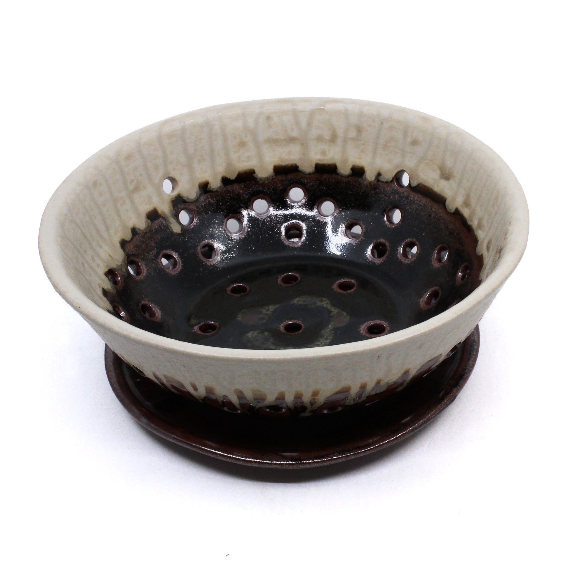 Brown and cream berry bowl strainer