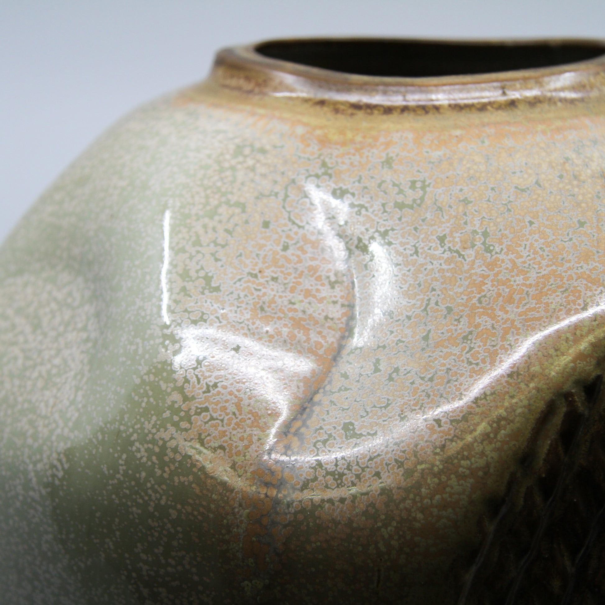 Large gold vase with pattern: detail