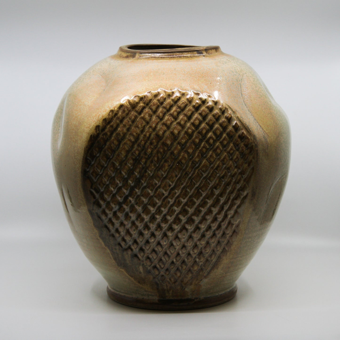 Large gold vase with pattern