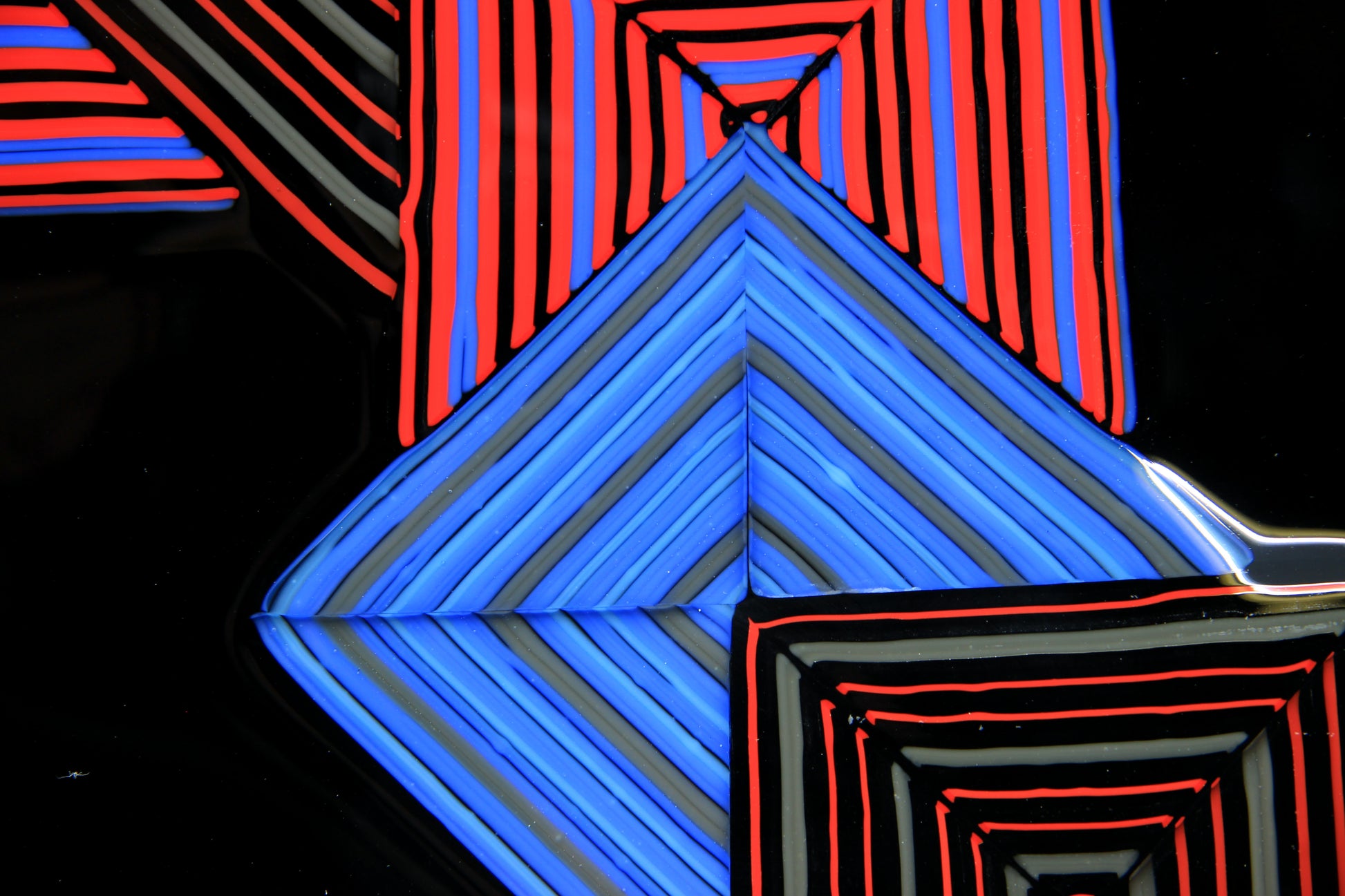 Black glass plate with blue and red squares