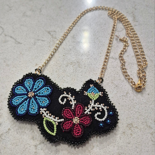 Beaded necklace with black felt and gold chain
