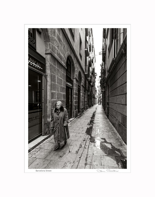 Black and white photo of woman in a Barcelonan street